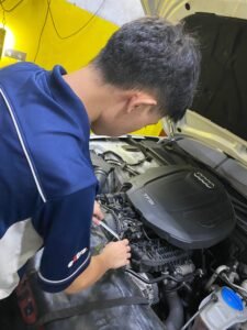 Car engine oil servicing